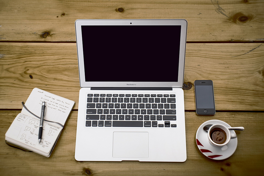 laptop koffie en kladblok